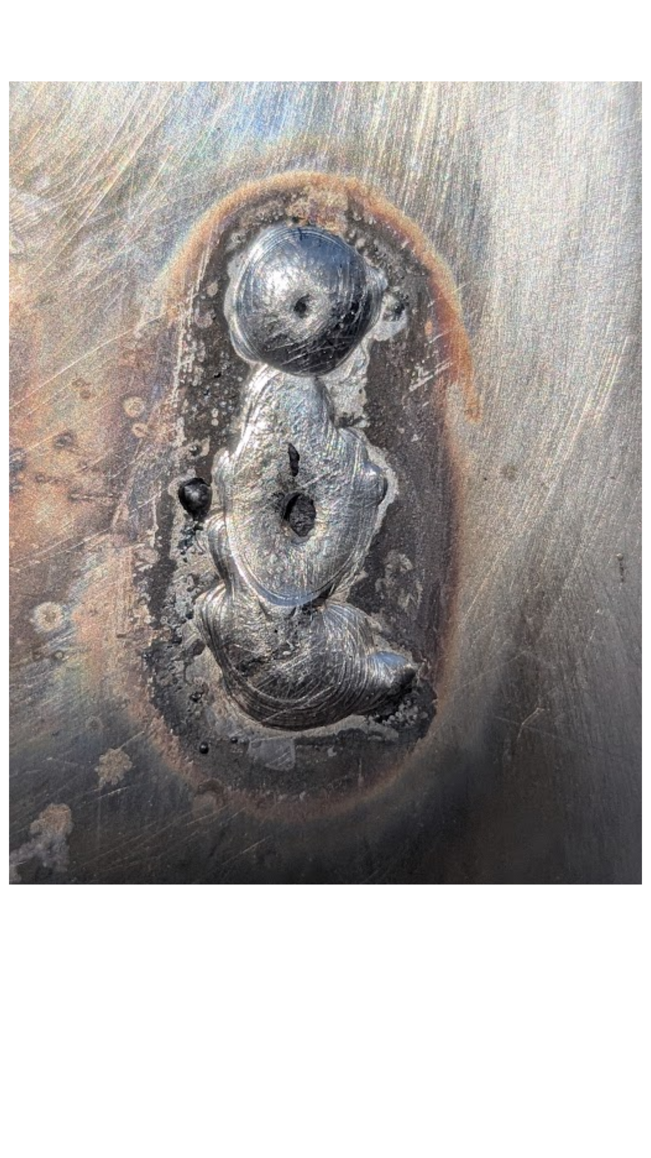 Proyecto Minab, detalle — 180 marcas soldadas sobre acero inoxidable.